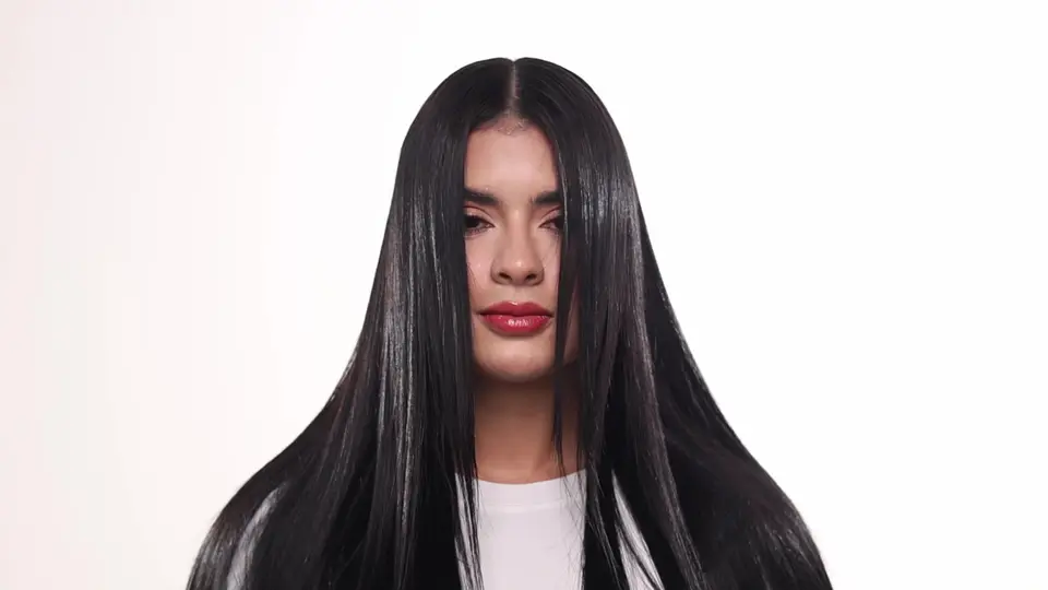 Modelo de French's Gold con el cabello negro, largo, liso y brillante