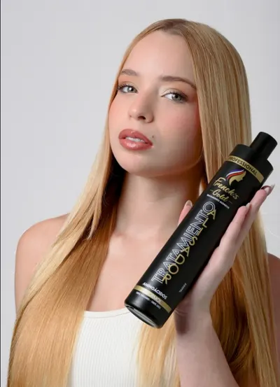 Modelo rubia con el Tratamiento Alisador Gold