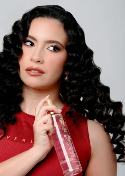 Modelo de rizos con Magic Spray
