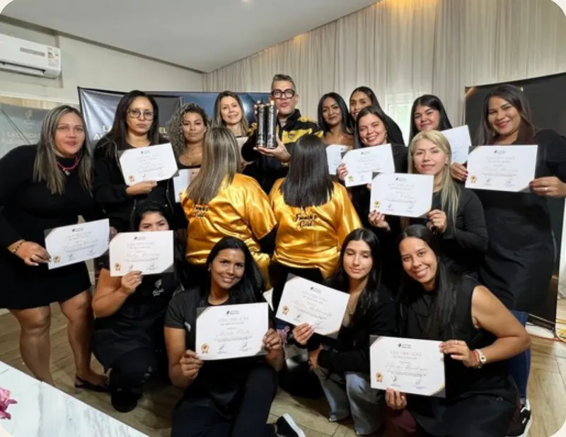 Estilistas egresadas de la Academia French's Gold con su certificado