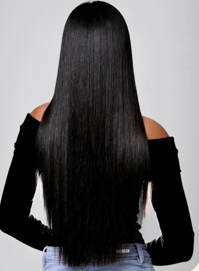 Cabello negro, largo y liso visto de espalda